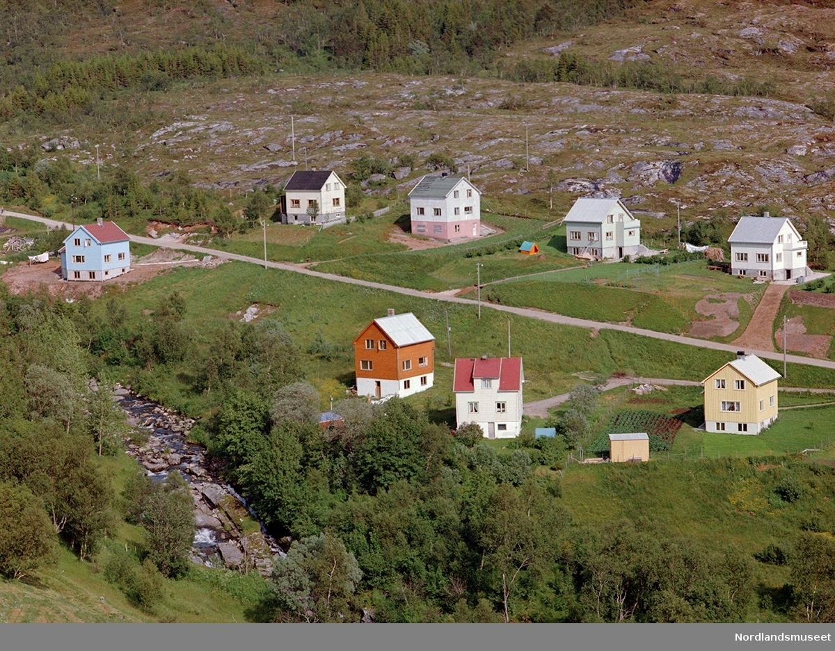 flyfoto av Mosvolddalen. Husene som er krysset av på positivkopien (bilde nr. 2), eies av Harald Myrvang og Vidar Fallmyr.