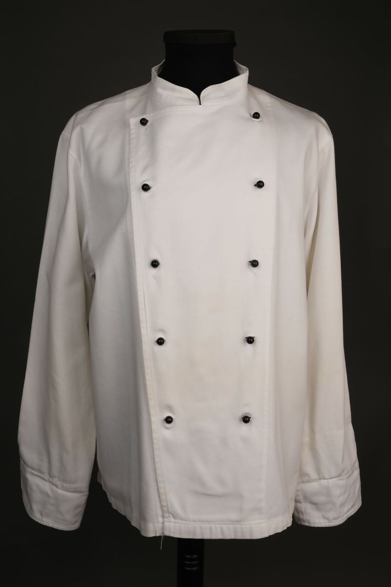 Kokkeuniform, hvit. Bestående av jakke, lue og tørkle