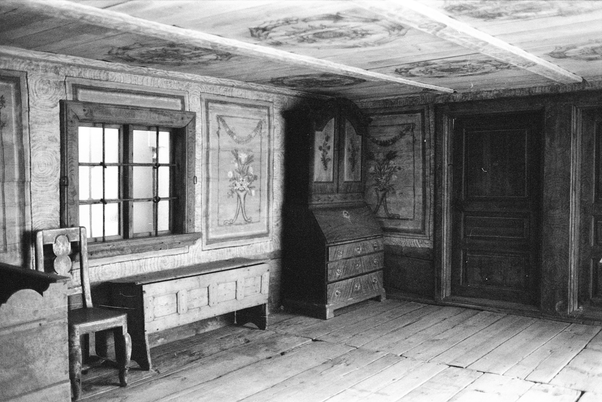 Jönköpings läns museum, utställningar. Näshultsstugan. En gäststuga från Häradssjögle med tak- och väggmålningar från 1793.