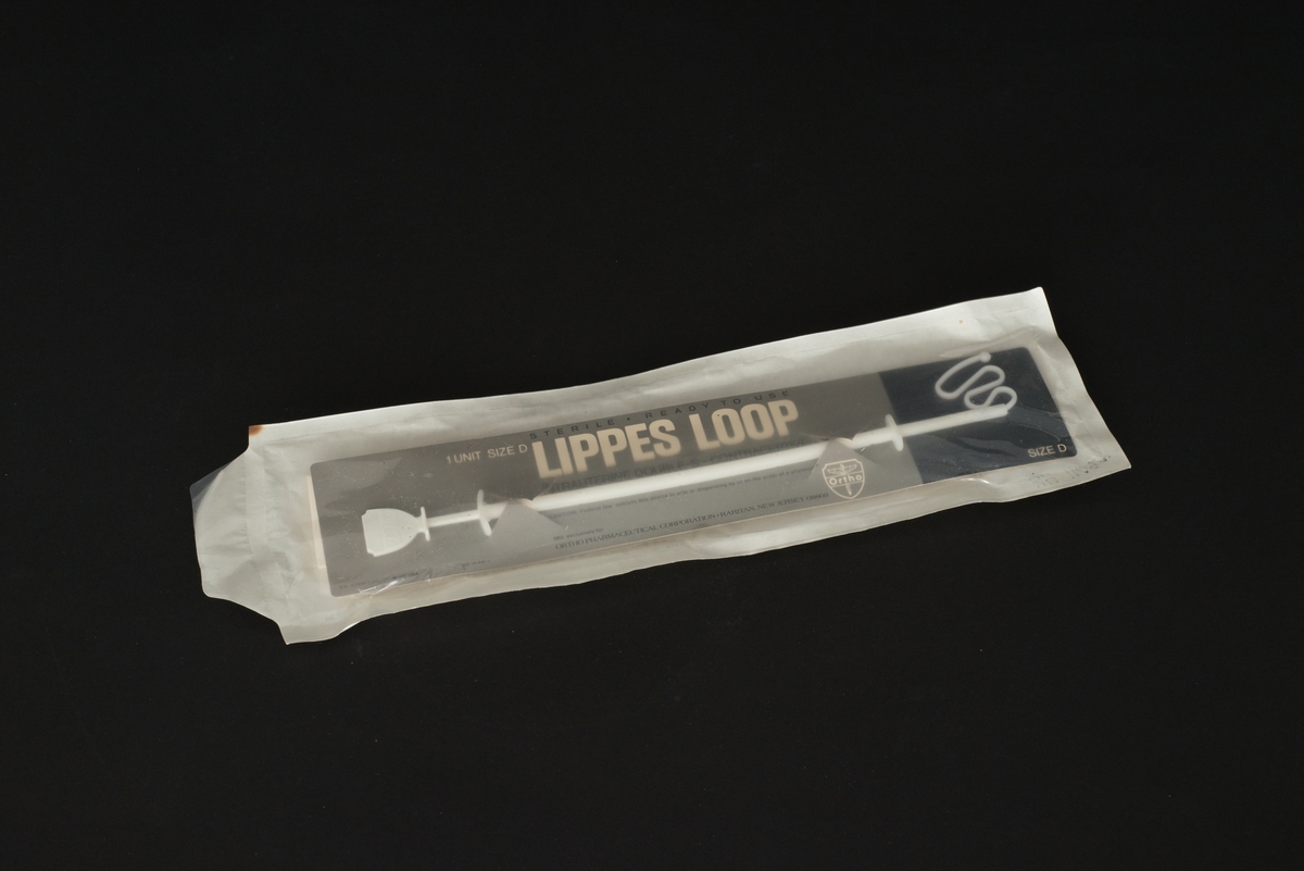 Två obrutna förpackningar med spiraler (Lippes loop). Preventivmedel med insättningsmekanism, allt i vit plast.