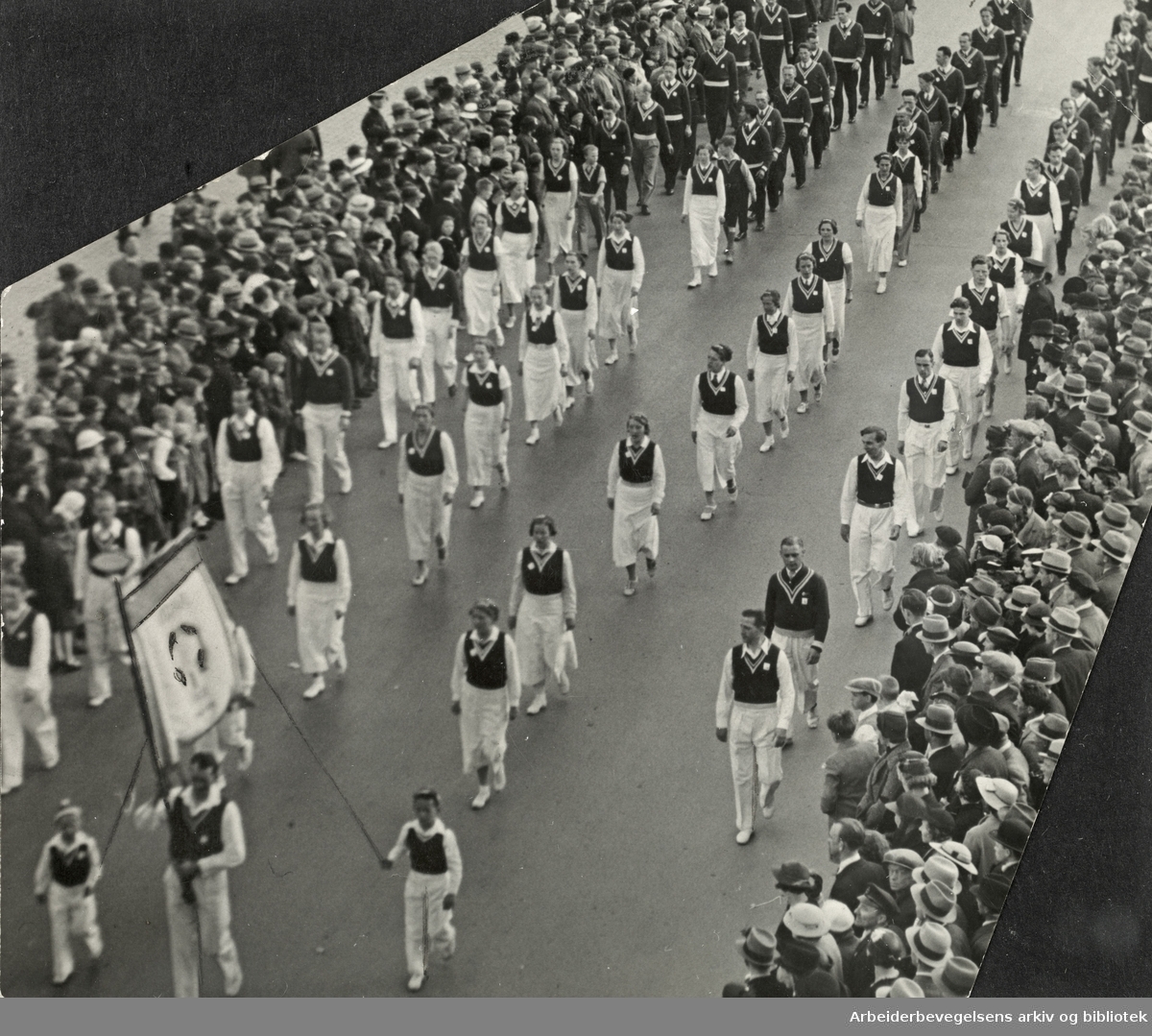 Sportsklubben "Vidar" deltar i en 1. mai-demonstrasjon i Oslo på 1930-tallet.