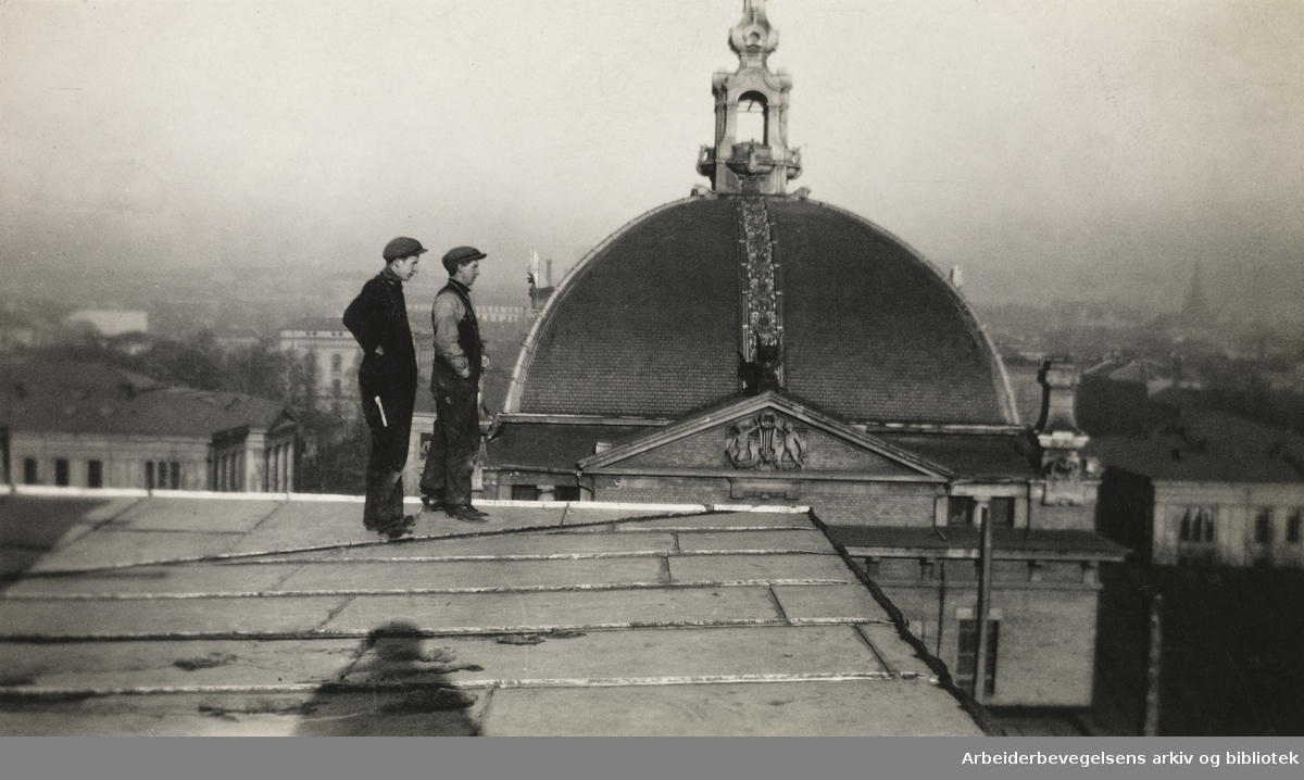 Takarbeider på Hotel Continental i 1932. Universitetsbygningen og kuppelen på Nationaltheatret i bakgrunnen.