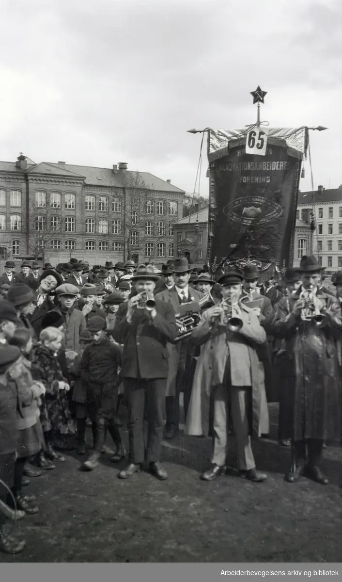 1. mai i 1920-årene..Musikkorpset til Kristiania Renovationsarbeideres Foreningen oppstilt på Vahls plass.
