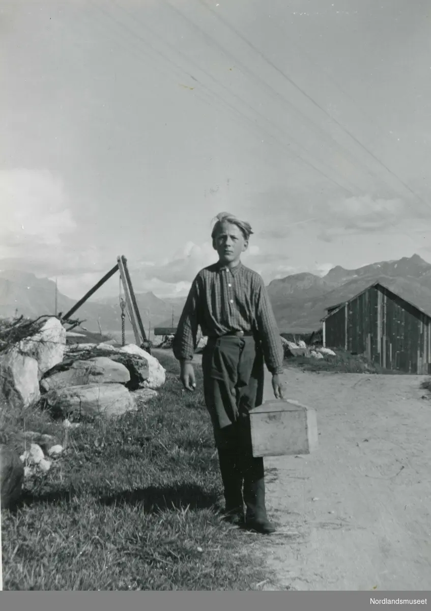 Ung gutt. Jan A. Laxaa  klar for sin første tur til Lofoten på fiske, med lofotkiste/lofotskrin.