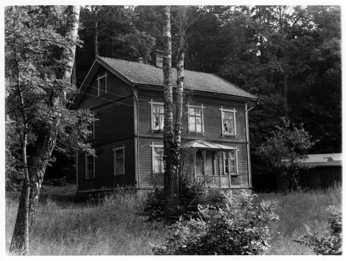 Statarboställe i Nolhaga. Låg mot Nolhaga berget, till höger om Klämmavägen. Huset revs på 1950-60-talet. Då bodde där Pelle Persson och Jan Skoglöw bla. Även i ladugården fanns det lägenheter.