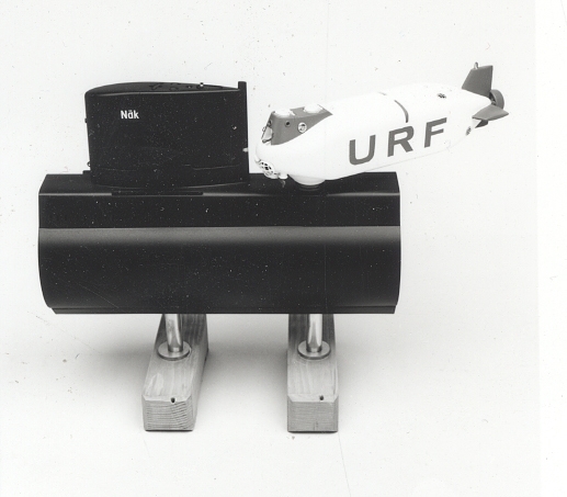 Modellen visar ett ubåtsräddningsfartyg, URF, monterat på sektion av ubåten Näcken.