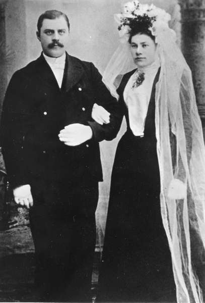 Brudebilde av ekteparet Hagbart Johansens Leinan og Elida Christine Amundsen, bosatt på Sunderøy i Øksnes.