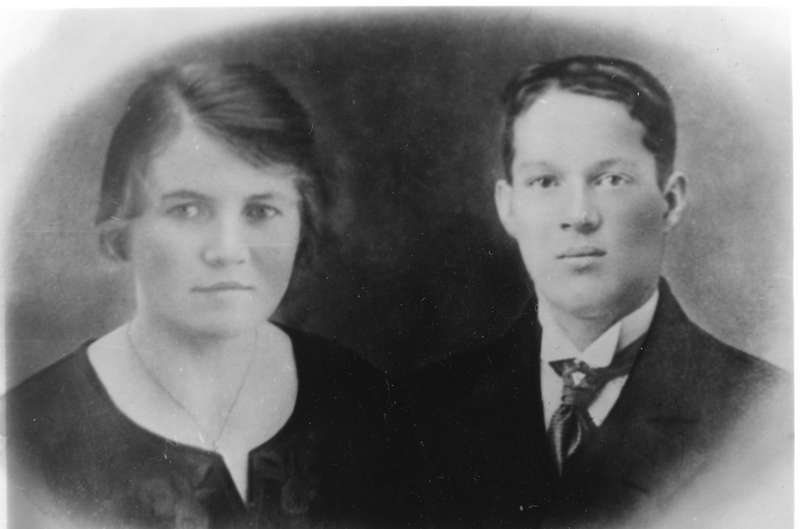Portrettbilde av ekteparet Cecilia Kristine Johanne Hansen og Ragnar Kristian Steffensen fra Øvergården i Øksnes.