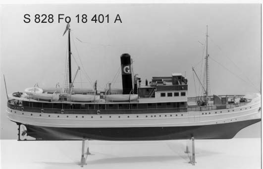 Fartygsmodell av passagerarångfartyget DROTTEN av Visby. Modellen har isbrytarstäv och sk. kryssarakter, långt båtdäck med 6 livbåtar, öppen kommandobrygga samt däcksdetaljer i mässing och silvergrå färg.