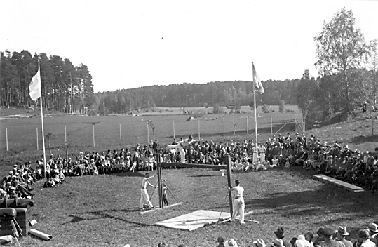 Gymnastikuppvisning på Vallby friluftsmuseum i Västerås.