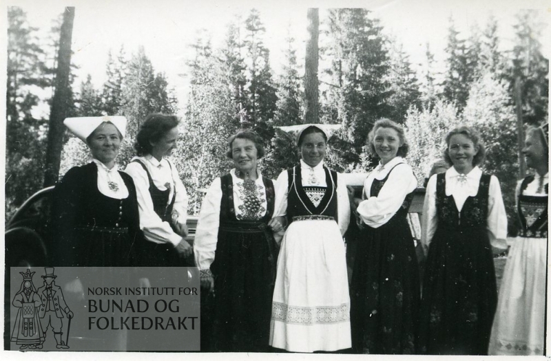 Kvinner i bunader (Klara Semb nr 3 fra venstre)