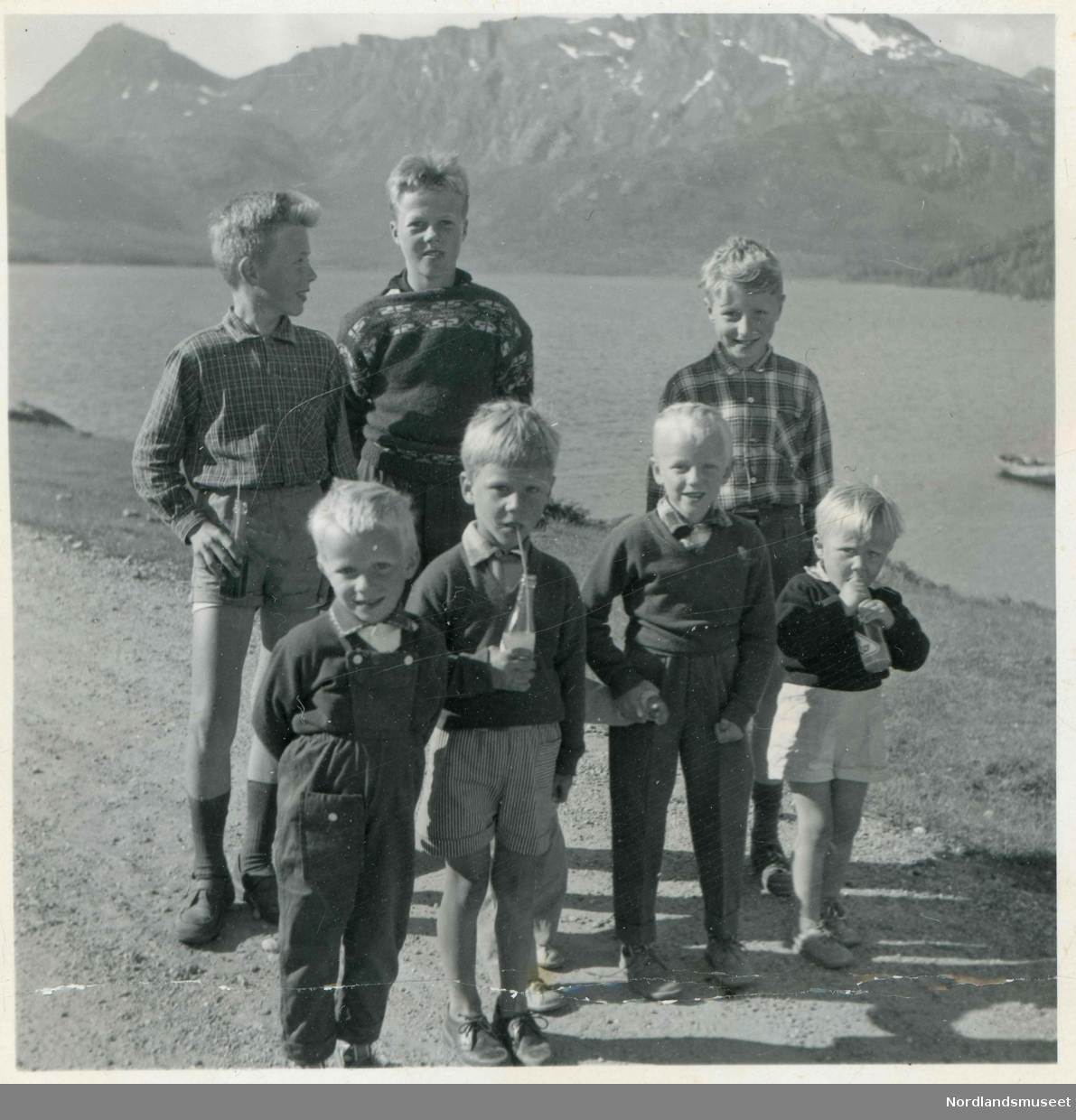 7 gutter fra Lakså.  Bak fra venstre Arne Hans Hansen, Fred Eliassen, Terje Berg. Foran fra venstre Bjørn Johnsen, Svein Arne Laxaa Steinar Johnsen og Gjermund Laxaa.