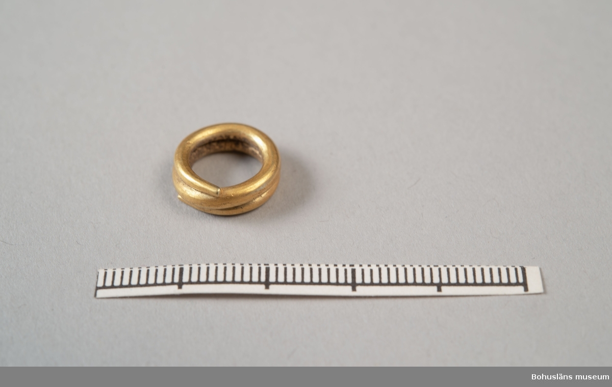 Guldspiralen hittades vid grävning av en ledningsgata i en trädgård i Hamburgsund år 2004. Efterundersökning med metalldetektor gjordes på platsen men inga fler fynd påträffades. Spiralen är lagd i två varv.

Denna typ av spirrallagda guldtrådar användes som betalningsmedel under äldre järnålder, mellan år 200 e.kr år till 600 e.kr. Guldet värderades efter vikt och renhet och man kunde knipsa av en bit för att lämna som betalning.Det är inte ett helt unikt fynd då det tidigare påträffats 15 st spirallagda guldtenar i Bohuslän.

Litt: Nordell, L: Guldet i Hamburgsund. I: Bohuslän Årsbok 2006.

Landskap Bohuslän

Föremålet var utställt på Bohusläns museum i Utgångspunkten, tema Sveriges Historia, från mars t.o.m oktober 2010./IL