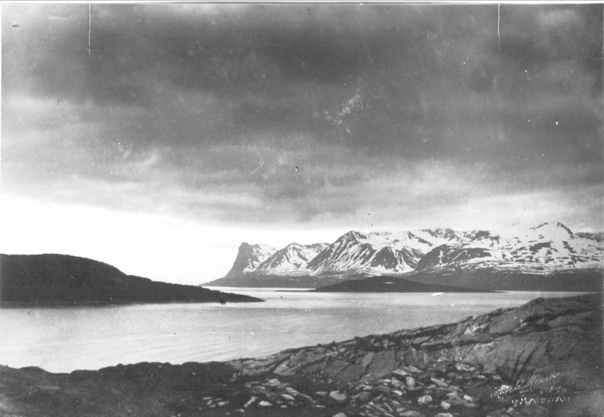 Utsikt vestover fra Måga med Kråknes til venstre, Kjeøya til høyre, og Grytøya og Toppsundet i bakgrunnen.