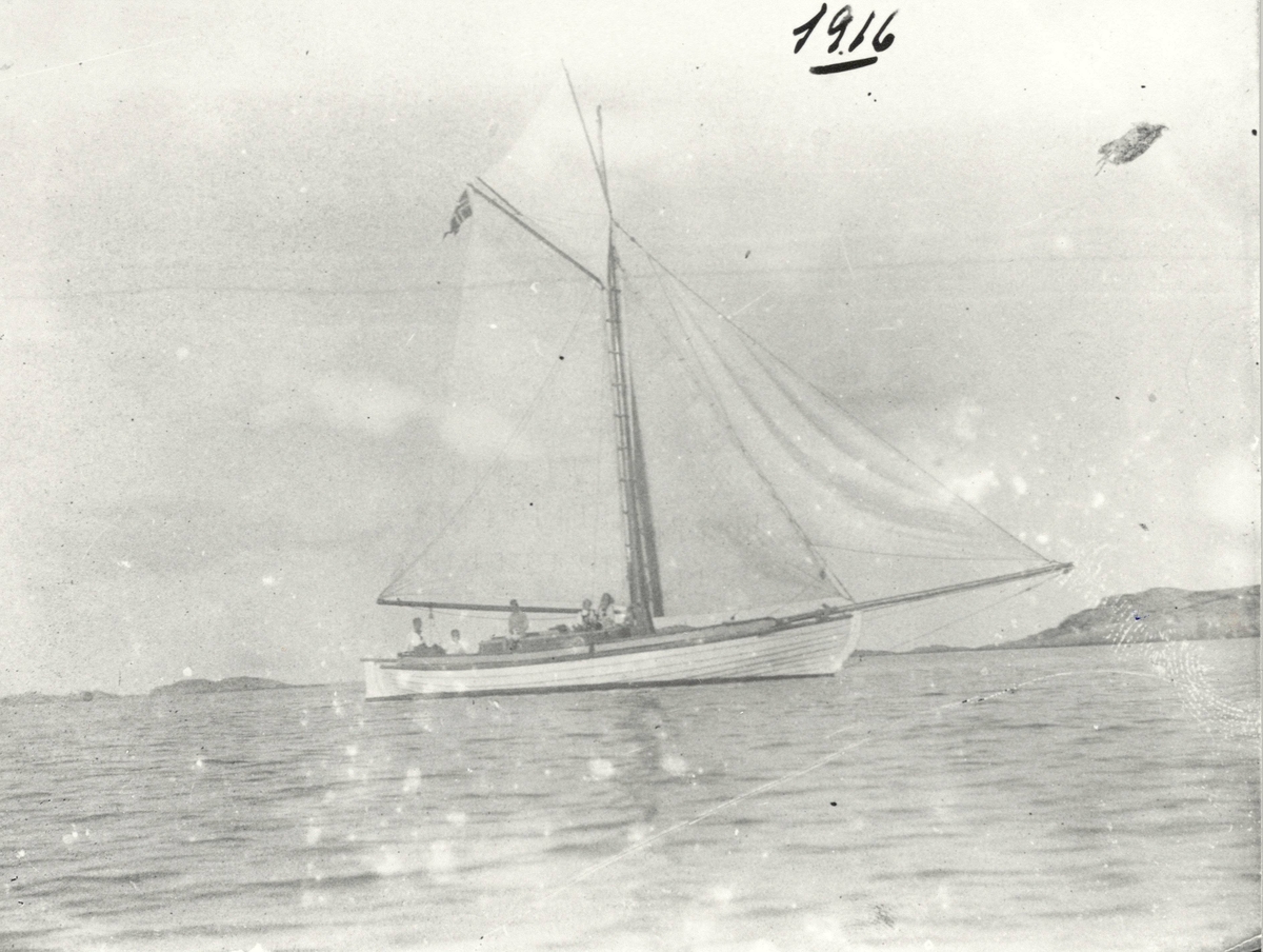 Motiv: Seilskøyten "PILEN", Marvika.  Styrbord side. Inspeksjonsfartøy. 1916