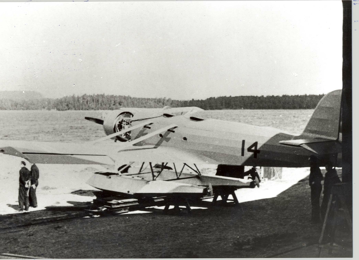 Skoleflyet MF-12 på slippen.