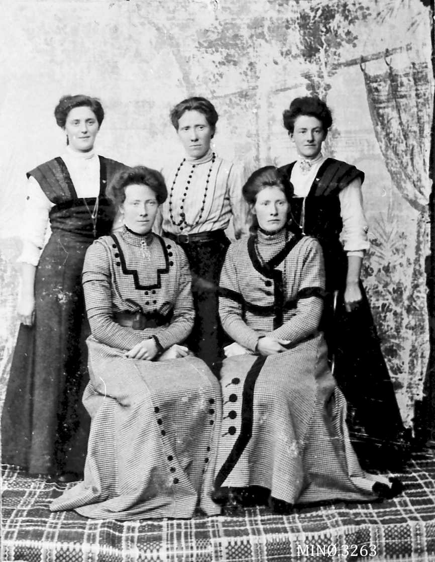 Portrett av fem unge kvinner