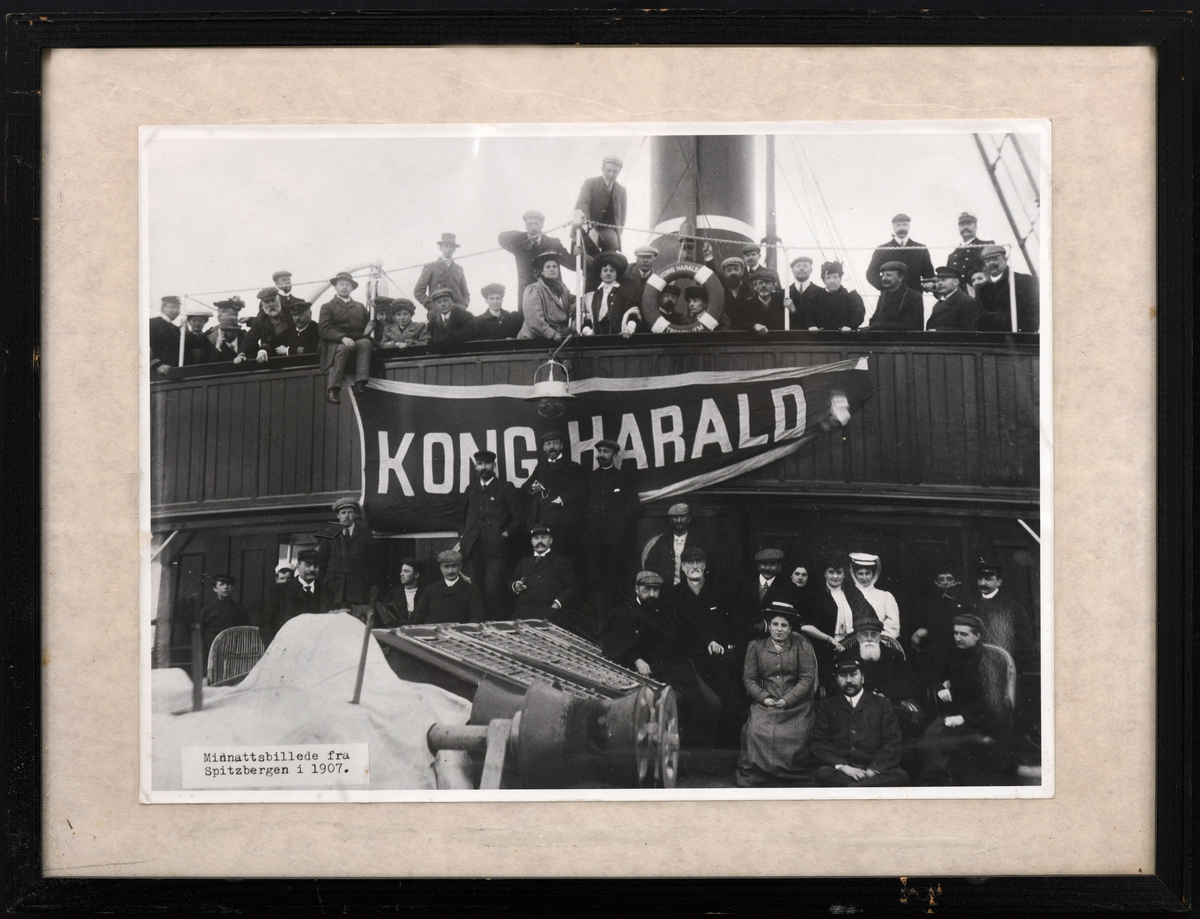Hurtigruteskipet Kong Harald ved Spitzbergen 1907. Det er både passasjerer og mannskap som er avbildet.