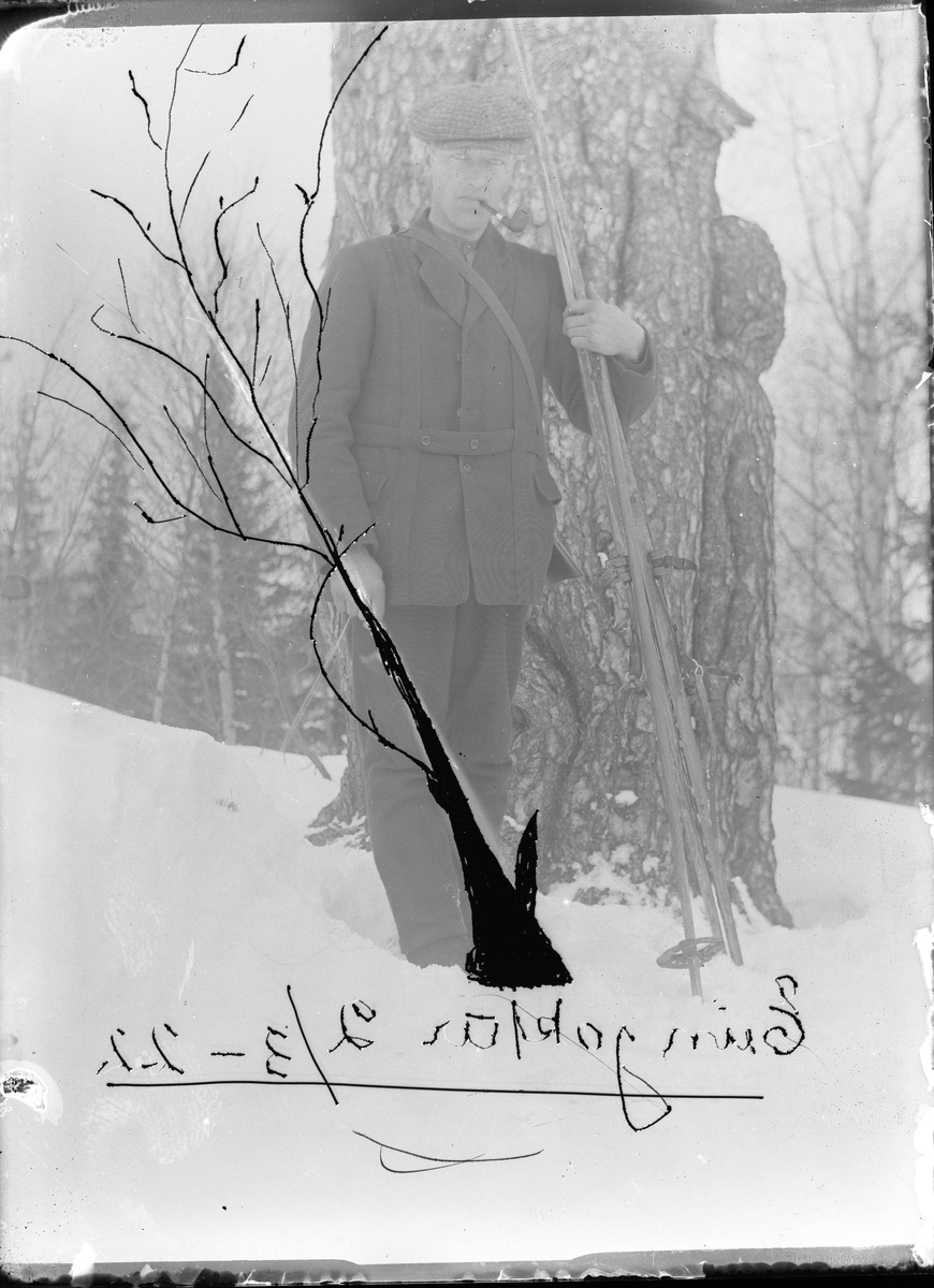 Portrett av skiløper. datert 02.03.1922.

Fotosamlingen etter Olav Tarjeison Midtgarden Metveit (1889-1974), Fyresdal. Senere (1936) kalte han seg Olav Geitestad.