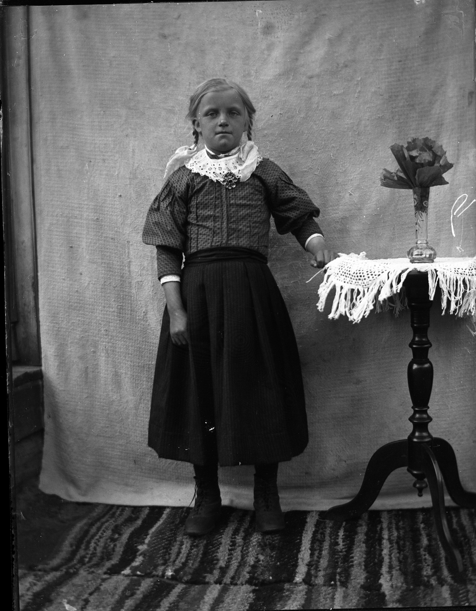 Portrett av ung jente.

Fotosamlingen etter Olav Tarjeison Midtgarden Metveit (1889-1974) Fyresdal. Senere (1936) kalte han seg Olav Geitestad.