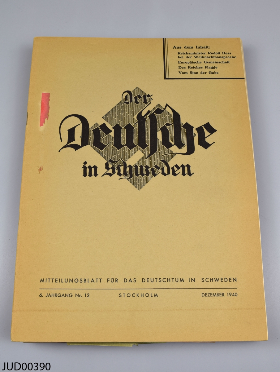 16 nummer av den tyska tidningen ”Der Deutsche in Schweden”. Tidnignarna är utgivna mellan  december 1940 och oktober 1942. Tidningarna har ett beige pappersomslag med en enkel logga i form av tidningens namn i gotisk stil.