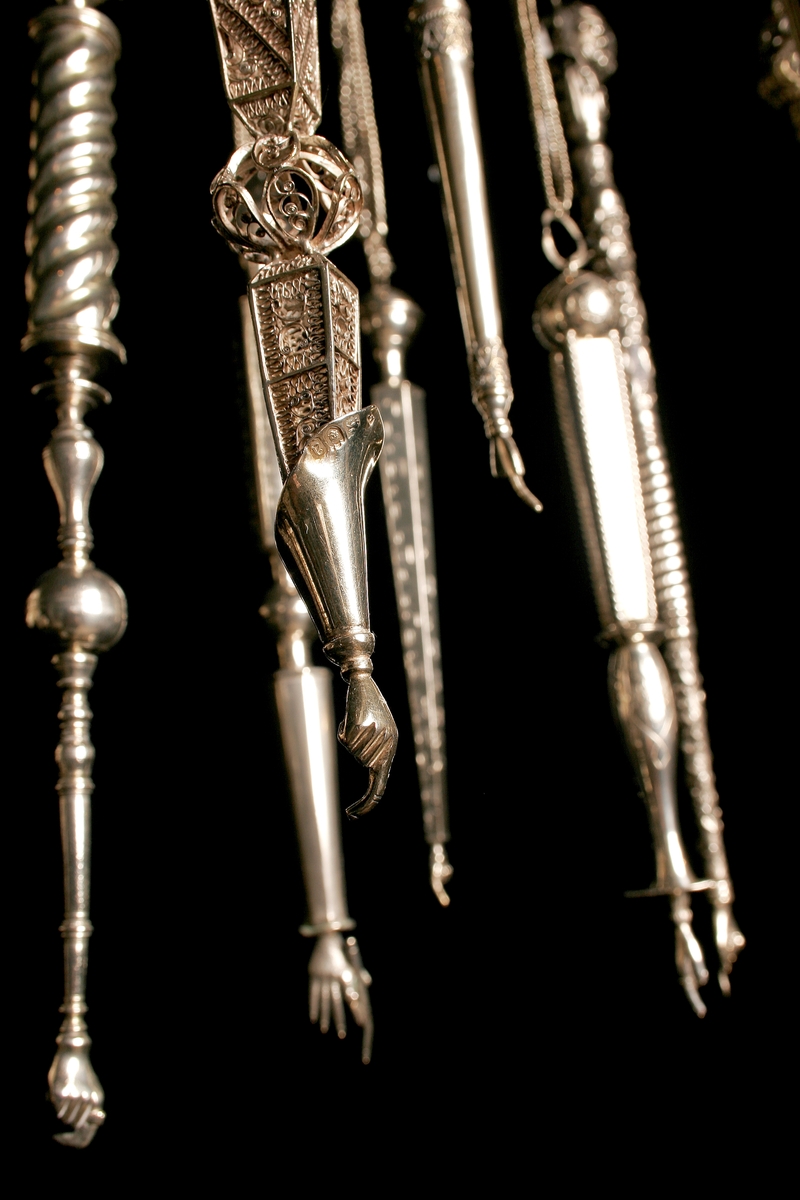 Torahpekare tillverkad av silver, i galisisk stil. Filigranarbete, med stor manschett.