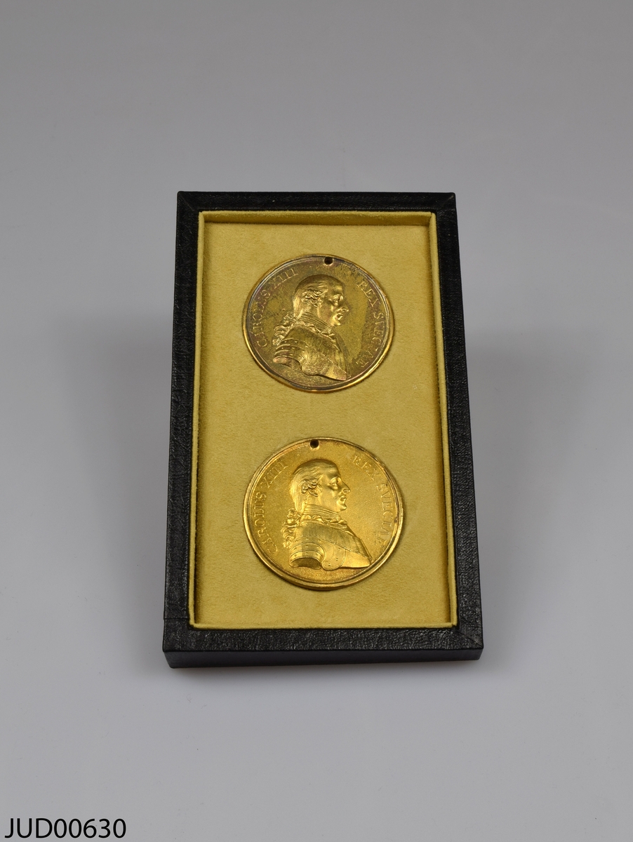 Två medaljer i ask. Repliker av Karl XII:s medalj Illis quorum av adertonde storleken, som tilldelades fabrikören Fabian Philip i Karlskrona 1816.