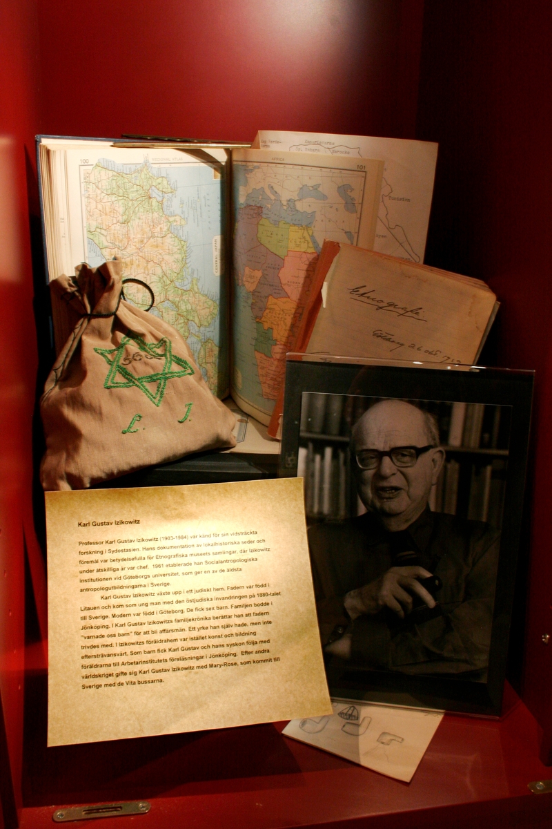 Samling av papper och böcker efter Karl Gustav Izikowitz…I samlingen finns ett fotografi, en atlas, en anteckningsbok, en anteckningslapp samt en bok med den avslutande delen av ett bokmanuskript.