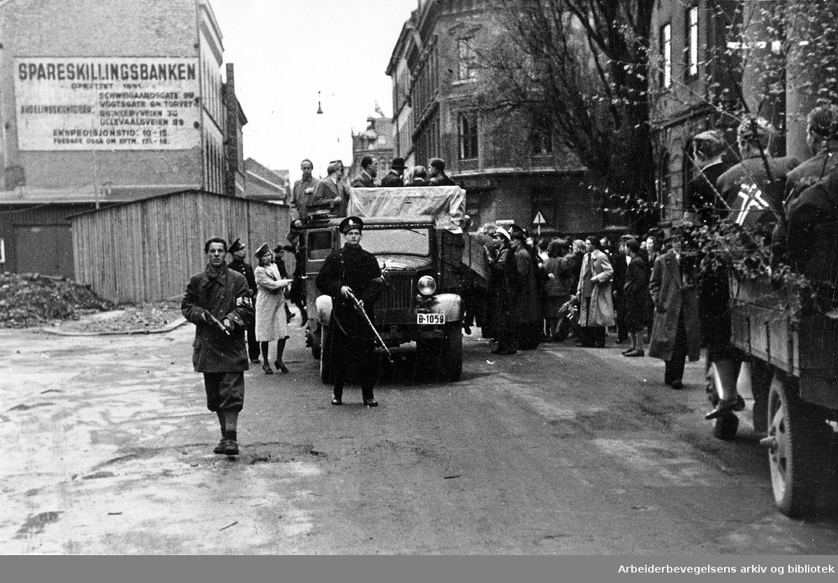 Milorg utenfor Torggata Bad i Oslo. Ingen andre oppl. Mai 1945..