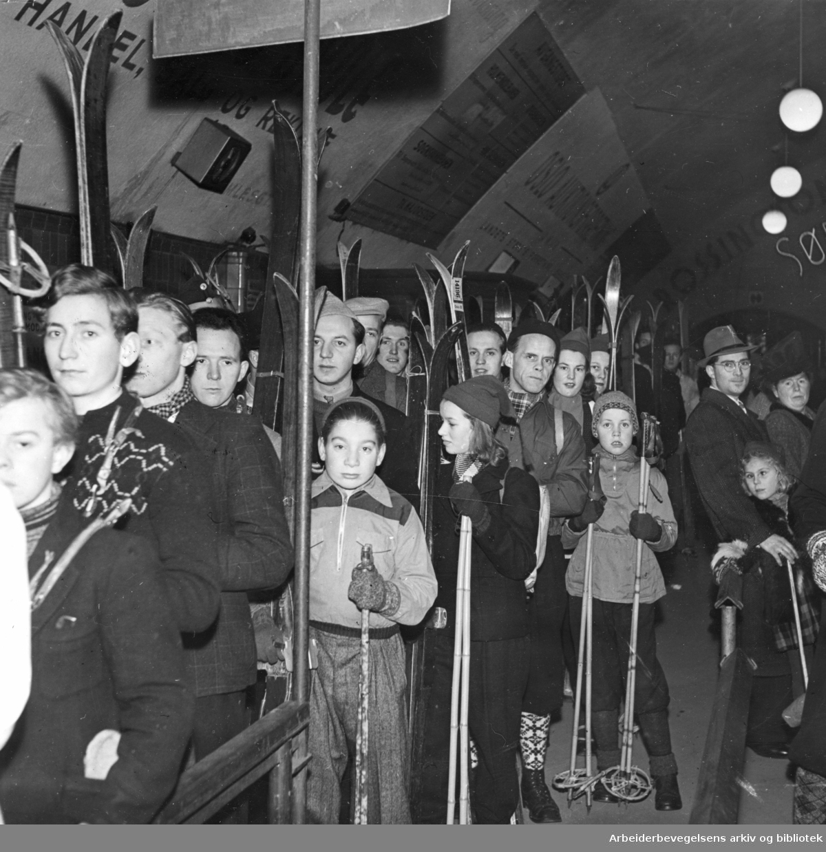 Skisøndag. Kø på Nationalteatret stasjon. Vinteren 1945 - 1946.