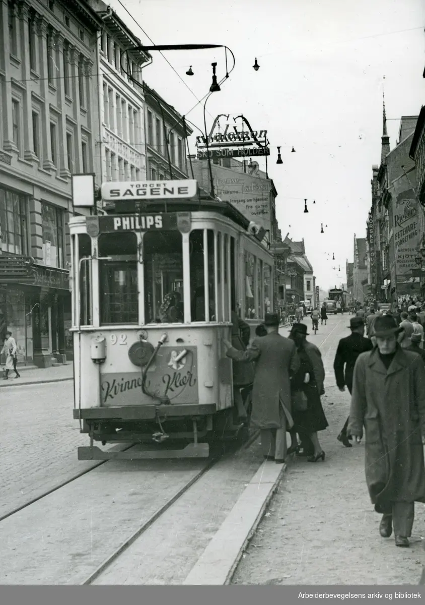 Trikk til Sagene. Grensen sett fra Stortorget. Foto høsten 1945.
