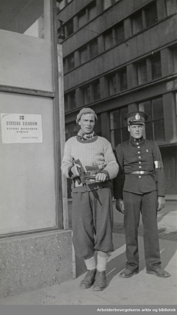 "Statens eiendom sikres. 8 mai 1945". Serie fotografier fra okkupasjonsårene og frigjøringsdagene i Oslo, tatt av Ole M. Engelsen.