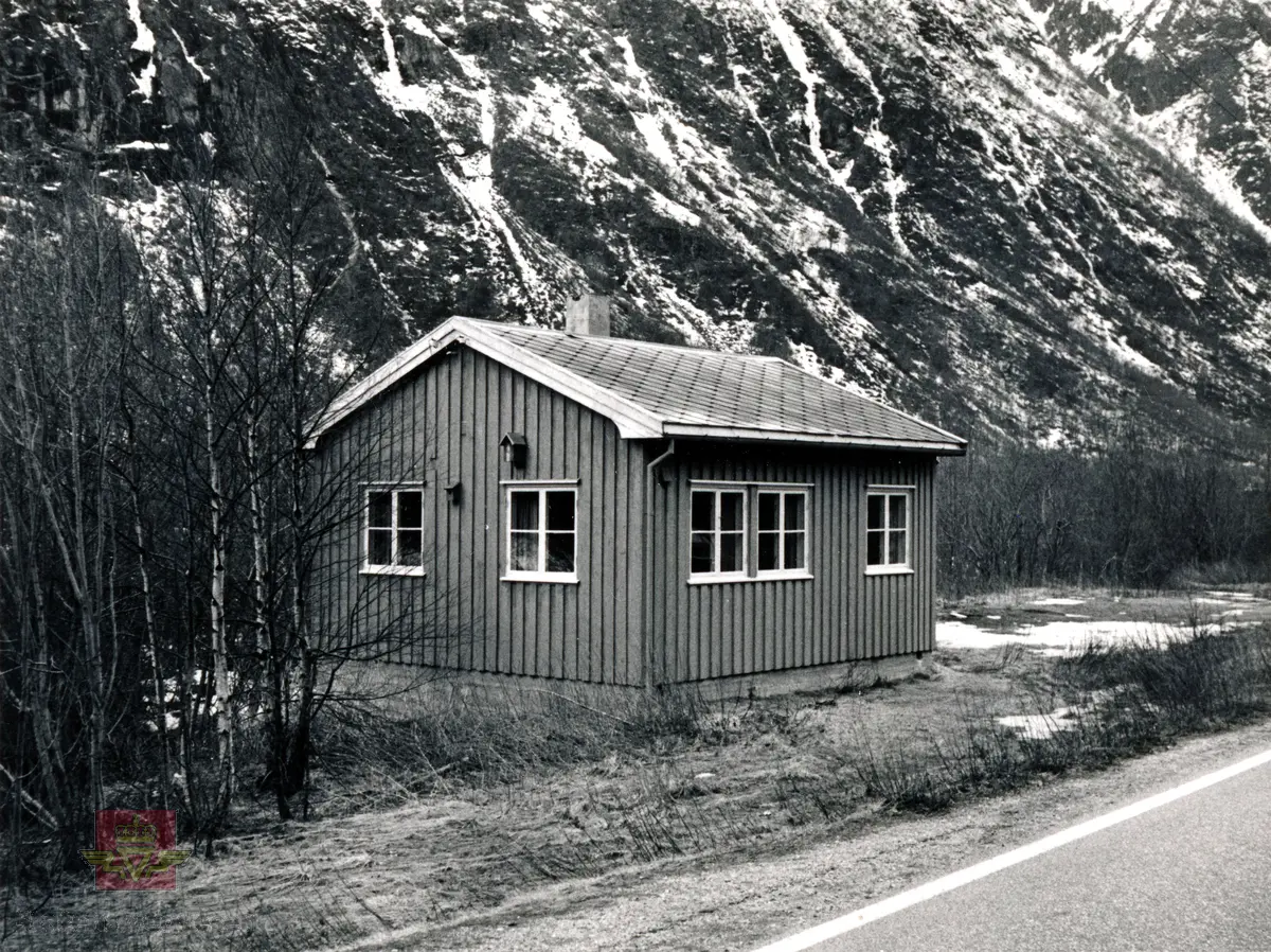 Vegvesenets hus ved riksveg 70 på Gjøra i Sunndal kommune - også kalt for ingeniørhytta.

Det ble oppført til kontor og forpleiningshus for oppsynsmann og overnattingssted for ingeniører fra vegkontoret. Huset var i bra stand med god isolering og innlagt vann og WC, men det sto litt for nært riksvegen. På andre siden av vegen står et bygg som ble tatt i bruk på 1950-tallet  som verksted, lager og garasjebygg .

Huset er nå revet for å gi plass til en rasteplass mens det kombinerte verkstedet, lageret og garasjebygget fremdeles står der. 

(Kilde: Merking bak på bilde og informasjon fra pensjonerte ansatte i Statens vegvesen)