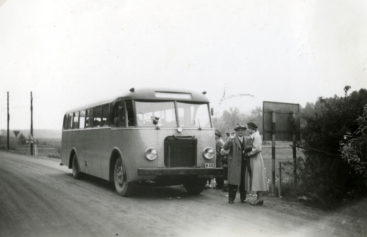 Kållered Missionsförsamlings syförening är på utflykt med Kålleredsbussarna, 1940 - 50-tal. Relaterade motiv: A2412 - A2413.