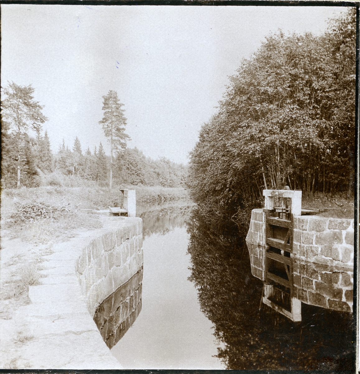 Västanfors sn, Fagersta kn, Strömsholms kanal.
Stereoskopiskt foto (3-D), c:a 1905-1915.