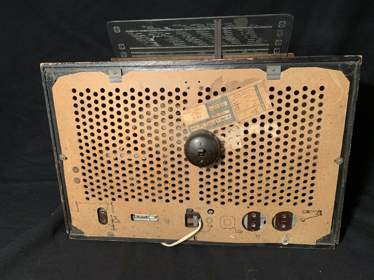 Radioapparat i tre med tekstil framfor høgtalaren inne i apparatet.