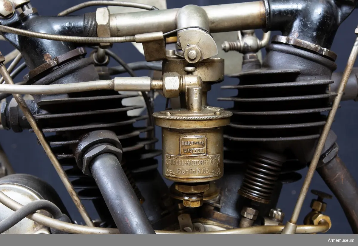 Grupp H II.
Består av en i tvenne klövjebara, läderöverdragna stativ inmonterad sändarapparatur och ett å klövjebar stålrörsställning monterat motoraggregat som består av 2-cylindrig 4-taktsmotor och en enfasgenerator som lämnar 500 per/sek vid 300 varv/min.
Provades åren 1921-23.