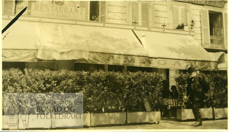 Bilde av Restaurant Amagat i Paris, med eldre mann foran.