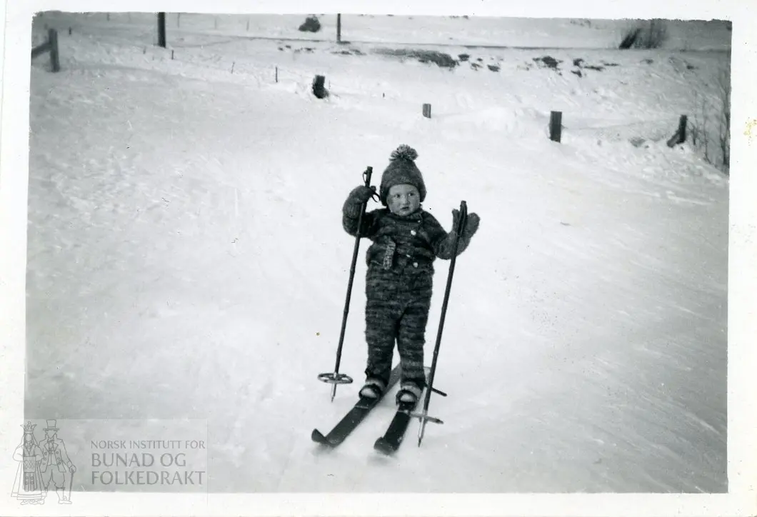 Liten gutt på skitur.