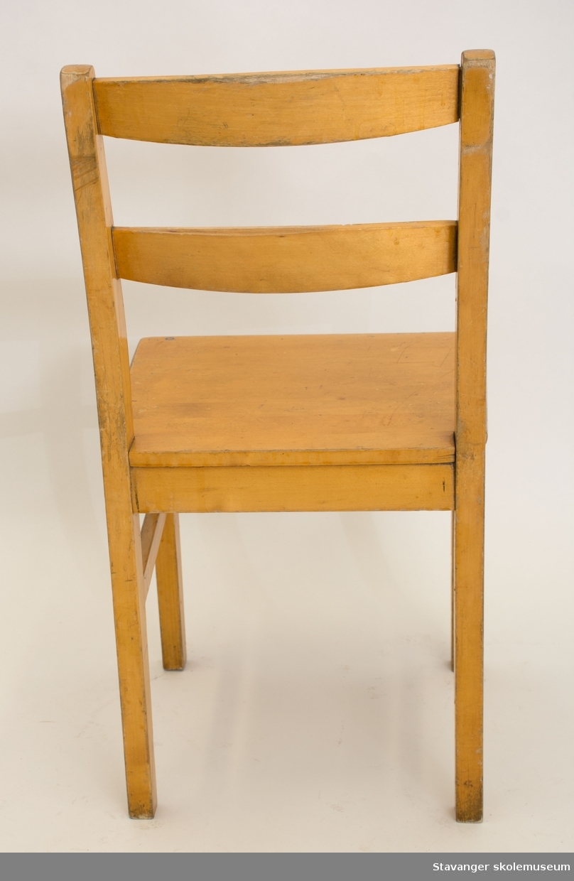 Elevstol av bjørk med rette bein og sprosser. To horisintale ryggbrett.