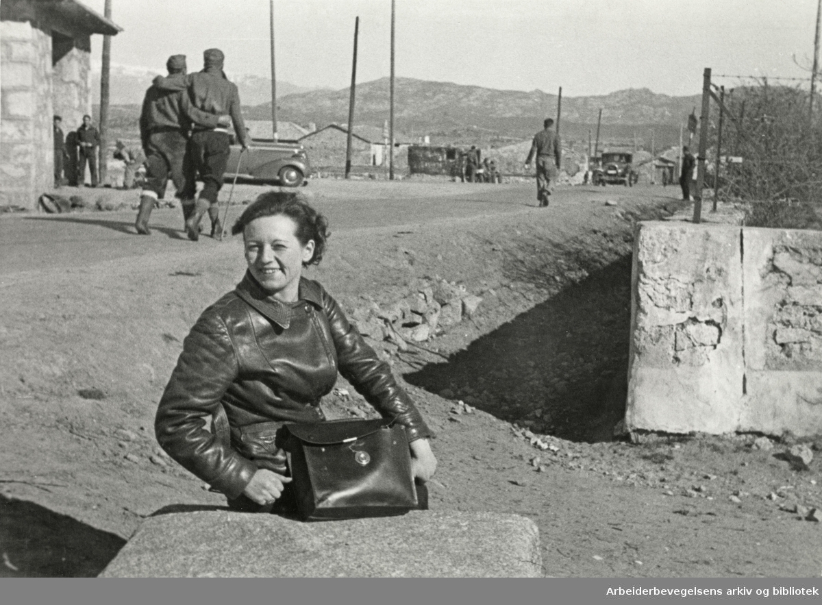 Gerda Grepp ved fronten utenfor Malaga, januar/februar 1937.
