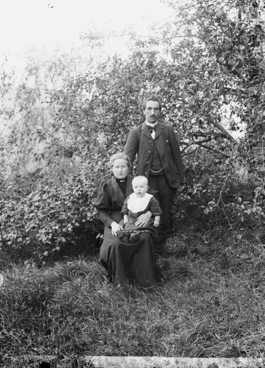 Ingvald Stuksrud med ektefelle og barn