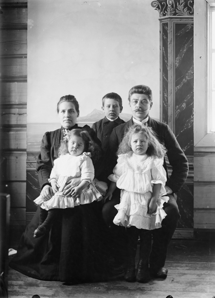 Portrett av familie med tre barn