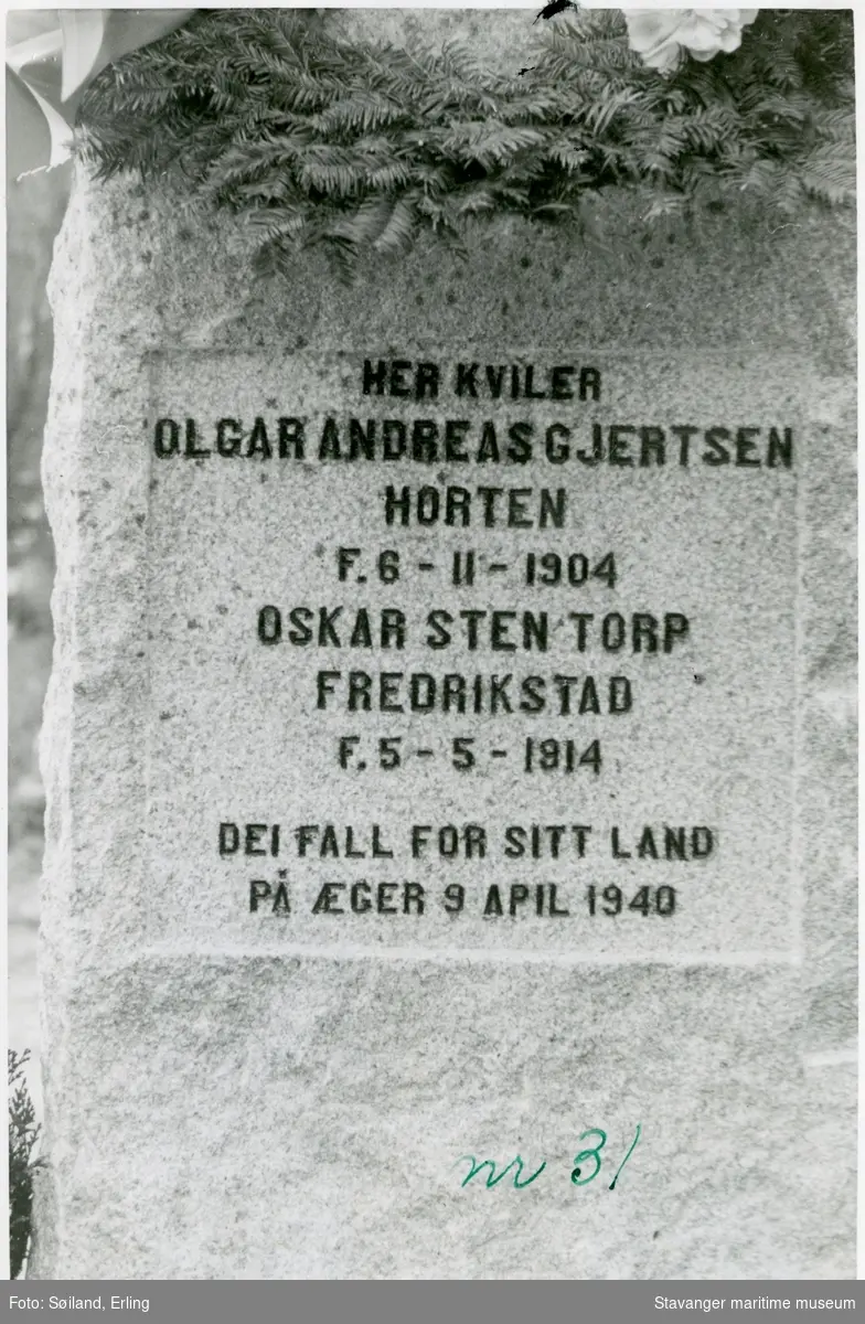 Avduking av minnesmerke for de falne på Æger, torpedobåten "Æger", på Hetland kirkegård.
Nærbilde av gravsteinen til de falne.