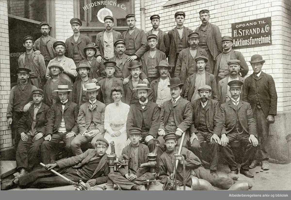 Arbeidere og funksjonærer ved rørleggerbedriften Heidenreich & Co. (nå ORAS) i Oslo, 1906.