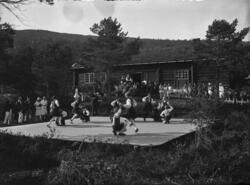 Romsdalsmuseets leikarring dansar for turistar framfor Eides
