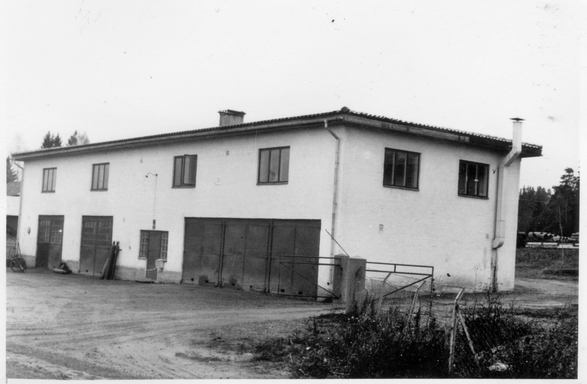 Vägstation B4, Knivsta, filial Östuna. Huvudbyggnad med garage mm.