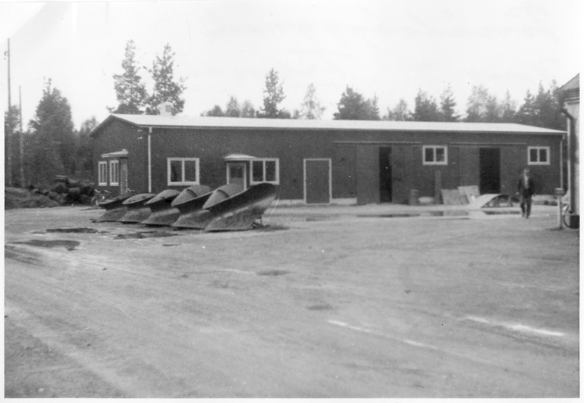 Vägstation S3, Filipstad. Kontors- och förrådsbyggnad. Kontorsdelen till höger. Spetsplogar uppställda på garageplan.
