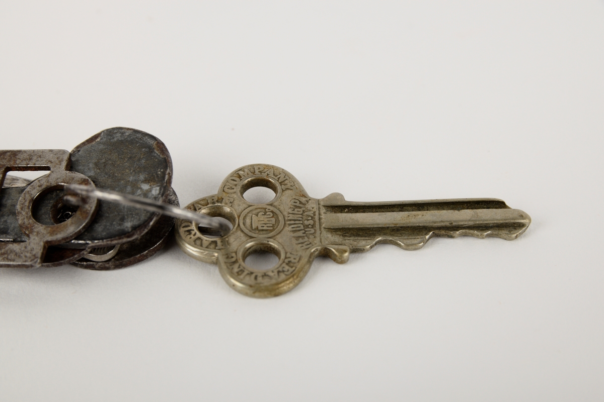Nøkkelknippe med 6 ulike nøkler tredd på en nøkkelring.