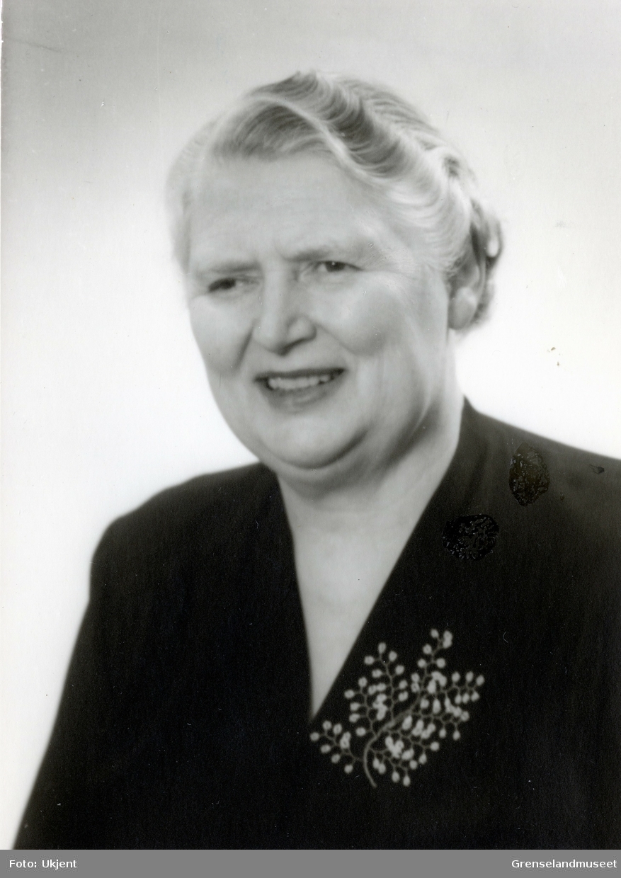 Portrett av Aasta Nystad. Internathusmor ved Fossheim internat i Neiden. 1935-1937.